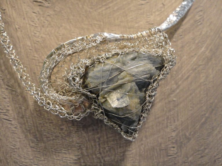 Collier Fuchsiet Fuchsiet edelsteen gevat in zilverkant